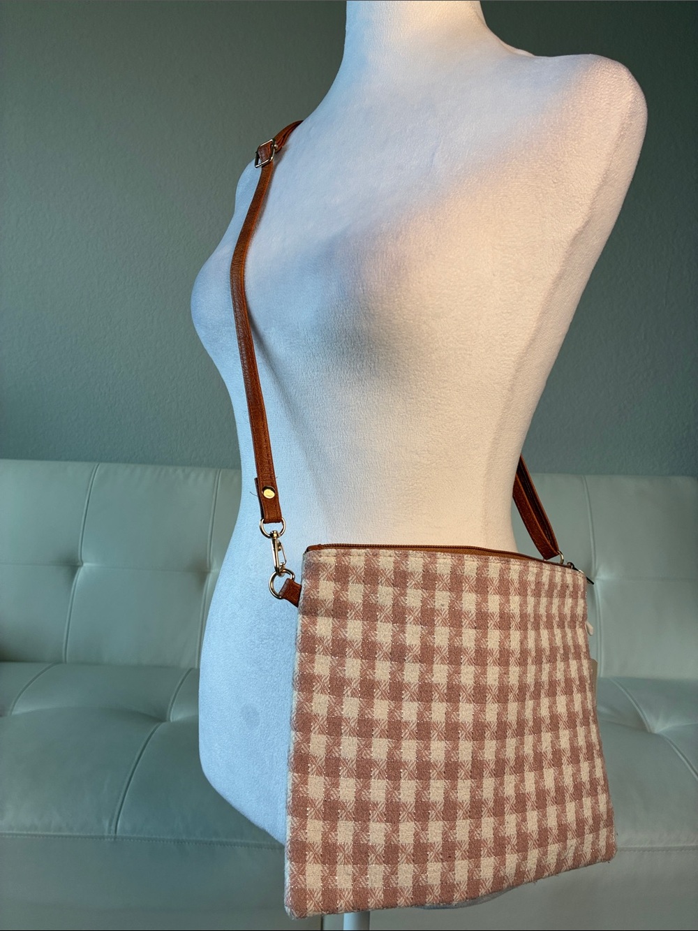 Women's Pink & White Houndstooth Crossbody Bag - Classic Pattern